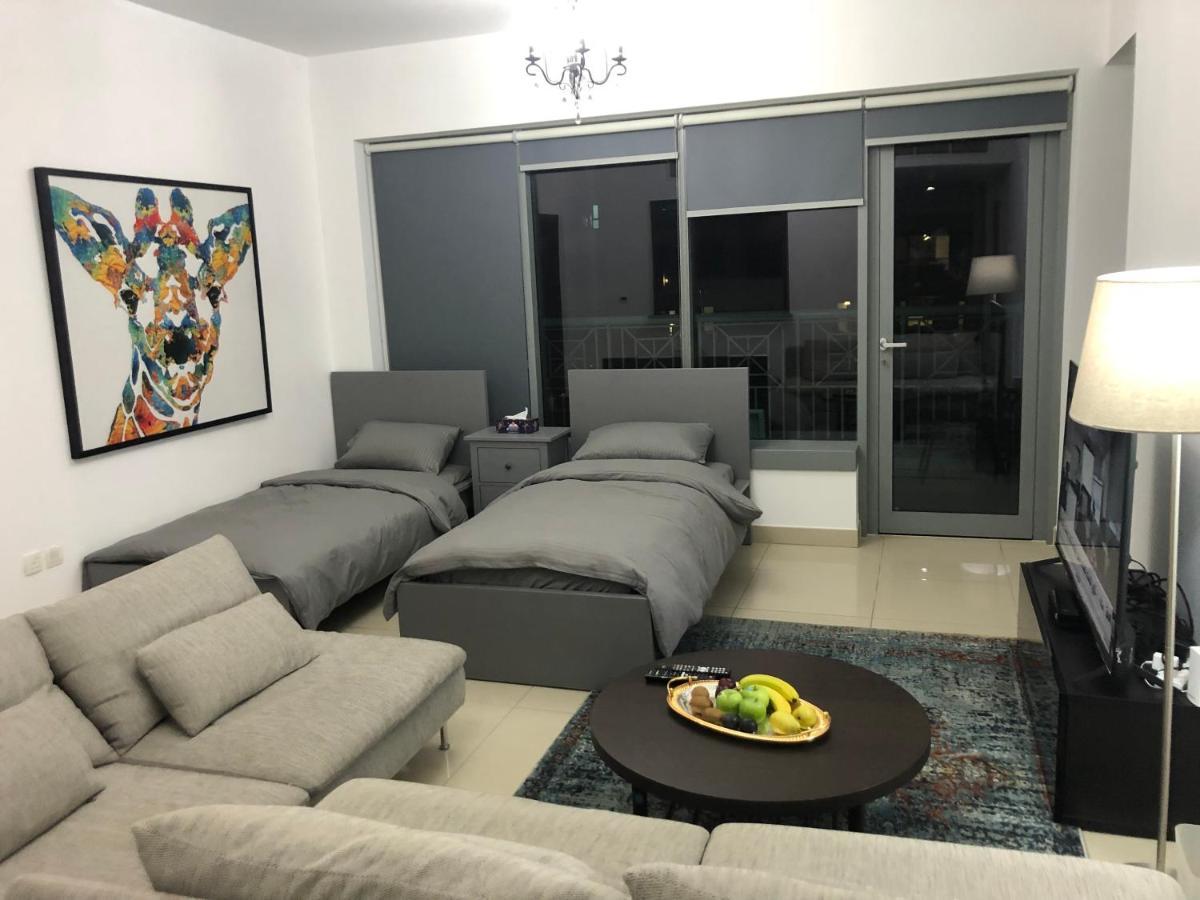 Downtown Boulevard One Bedroom Apt In 29 Blvd غرفة وصالة Burj & Fountain View Master Bedroom Plus 2 Single Beds In Living Room Dubai Dış mekan fotoğraf