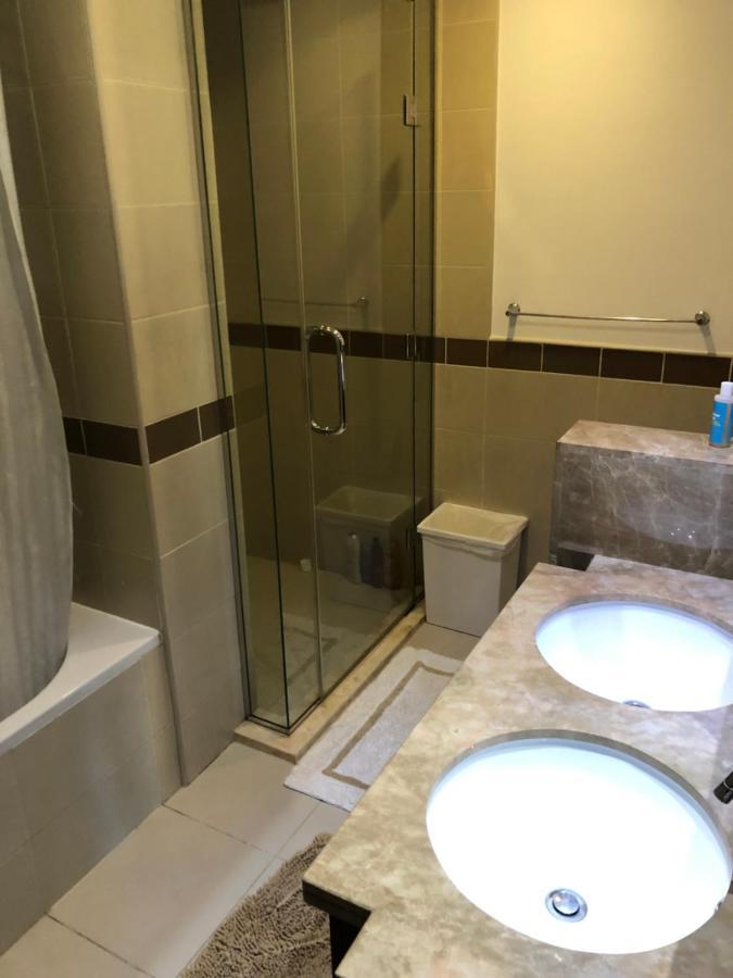 Downtown Boulevard One Bedroom Apt In 29 Blvd غرفة وصالة Burj & Fountain View Master Bedroom Plus 2 Single Beds In Living Room Dubai Dış mekan fotoğraf